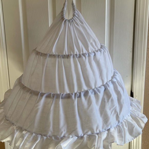 Flower girl dress with Skirt to buffet up, and a tiara goes with it - Picture 12 of 15